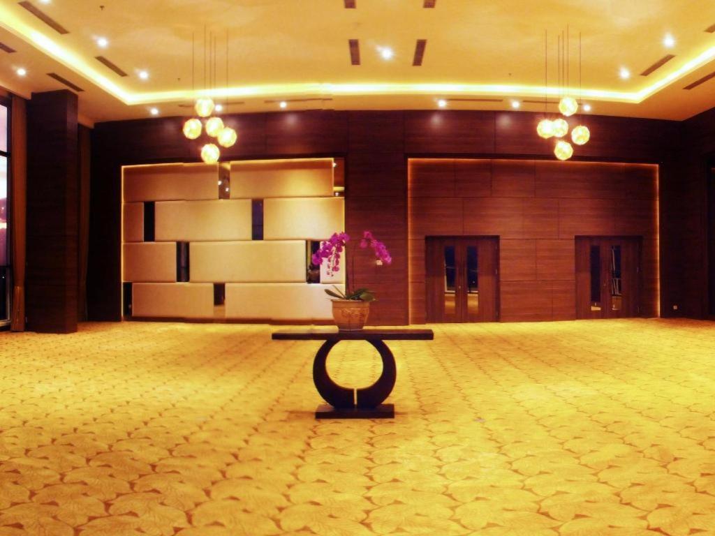 Arch Hotel Bogor Exterior photo